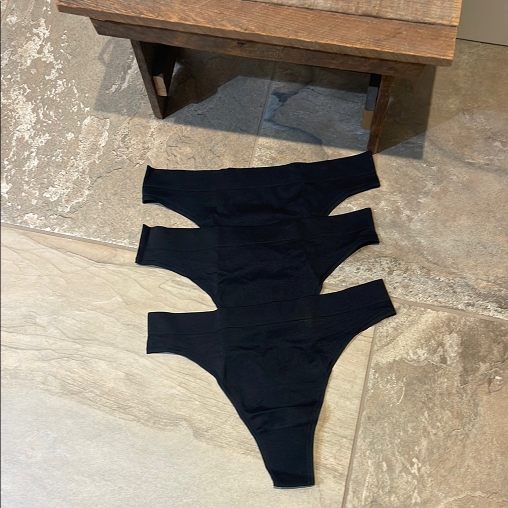 🆕 Black Seamless Thong Set (3)